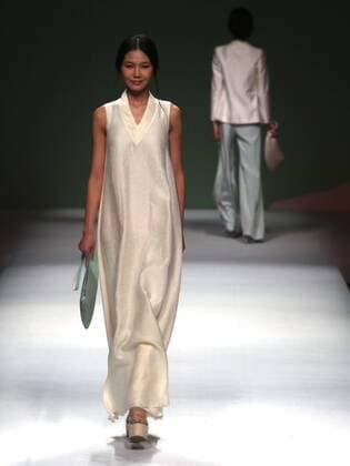 Chinese models wear clothing from the Chuyun 2017 collection during China s international fashion week in Beijing on October 28, 2016. Chinese fashion designers are becoming an international force with both European and American fashion houses looking at the new, fresh Chinese clothing-minds as potential partners in future clothing brands.  PEK2016102807 STEPHENxSHAVER