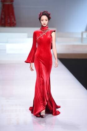 October 27, 2016 - Beijing, Beijing, China - Beijing,CHINA-October 27 2016: (EDITORIAL USE ONLY. CHINA OUT) ..A model shows a wedding dress of designer Tsaim Meiyue s collections at China Fashion Week in Beijing, October 27th, 2016. Beijing China  - ZUMAs145 20161027_zaa_s145_129