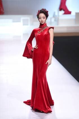 October 27, 2016 - Beijing, Beijing, China - Beijing,CHINA-October 27 2016: (EDITORIAL USE ONLY. CHINA OUT) ..A model shows a wedding dress of designer Tsaim Meiyue s collections at China Fashion Week in Beijing, October 27th, 2016. Beijing China  - ZUMAs145 20161027_zaa_s145_130