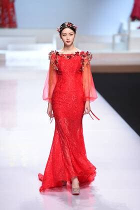October 27, 2016 - Beijing, Beijing, China - Beijing,CHINA-October 27 2016: (EDITORIAL USE ONLY. CHINA OUT) ..A model shows a wedding dress of designer Tsaim Meiyue s collections at China Fashion Week in Beijing, October 27th, 2016. Beijing China  - ZUMAs145 20161027_zaa_s145_131