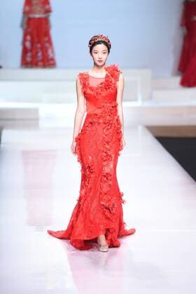October 27, 2016 - Beijing, Beijing, China - Beijing,CHINA-October 27 2016: (EDITORIAL USE ONLY. CHINA OUT) ..A model shows a wedding dress of designer Tsaim Meiyue s collections at China Fashion Week in Beijing, October 27th, 2016. Beijing China  - ZUMAs145 20161027_zaa_s145_132