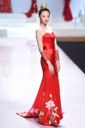 October 27, 2016 - Beijing, Beijing, China - Beijing,CHINA-October 27 2016: (EDITORIAL USE ONLY. CHINA OUT) ..A model shows a wedding dress of designer Tsaim Meiyue s collections at China Fashion Week in Beijing, October 27th, 2016. Beijing China  - ZUMAs145 20161027_zaa_s145_136
