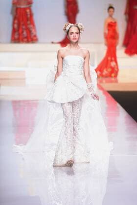 October 27, 2016 - Beijing, Beijing, China - Beijing,CHINA-October 27 2016: (EDITORIAL USE ONLY. CHINA OUT) ..A model shows a wedding dress of designer Tsaim Meiyue s collections at China Fashion Week in Beijing, October 27th, 2016. Beijing China  - ZUMAs145 20161027_zaa_s145_137