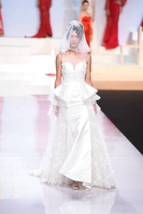 October 27, 2016 - Beijing, Beijing, China - Beijing,CHINA-October 27 2016: (EDITORIAL USE ONLY. CHINA OUT) ..A model shows a wedding dress of designer Tsaim Meiyue s collections at China Fashion Week in Beijing, October 27th, 2016. Beijing China  - ZUMAs145 20161027_zaa_s145_142