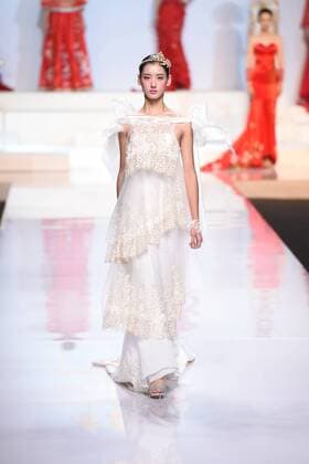 October 27, 2016 - Beijing, Beijing, China - Beijing,CHINA-October 27 2016: (EDITORIAL USE ONLY. CHINA OUT) ..A model shows a wedding dress of designer Tsaim Meiyue s collections at China Fashion Week in Beijing, October 27th, 2016. Beijing China  - ZUMAs145 20161027_zaa_s145_144