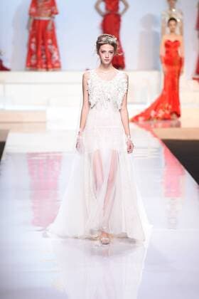 October 27, 2016 - Beijing, Beijing, China - Beijing,CHINA-October 27 2016: (EDITORIAL USE ONLY. CHINA OUT) ..A model shows a wedding dress of designer Tsaim Meiyue s collections at China Fashion Week in Beijing, October 27th, 2016. Beijing China  - ZUMAs145 20161027_zaa_s145_145