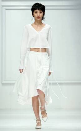 A model presents a creation of the Near White collection during the China Fashion Week in Beijing, capital of China, Oct. 27, 2016. ) (ssx) CHINA-BEIJING-FASHION WEEK(CN) ChenxJianli 