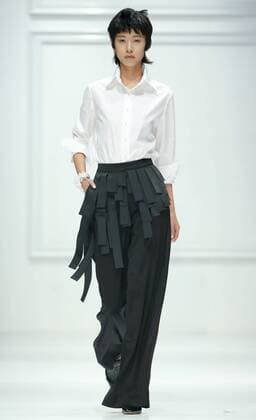A model presents a creation of the Near White collection during the China Fashion Week in Beijing, capital of China, Oct. 27, 2016. ) (ssx) CHINA-BEIJING-FASHION WEEK(CN) ChenxJianli 