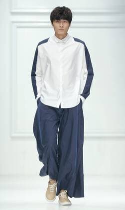 A model presents a creation of the Near White collection during the China Fashion Week in Beijing, capital of China, Oct. 27, 2016. ) (ssx) CHINA-BEIJING-FASHION WEEK(CN) ChenxJianli 