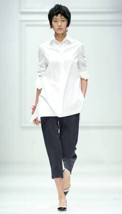 A model presents a creation of the Near White collection during the China Fashion Week in Beijing, capital of China, Oct. 27, 2016. ) (ssx) CHINA-BEIJING-FASHION WEEK(CN) ChenxJianli 
