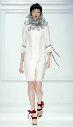 A model presents a creation of the Near White collection during the China Fashion Week in Beijing, capital of China, Oct. 27, 2016. ) (ssx) CHINA-BEIJING-FASHION WEEK(CN) ChenxJianli 