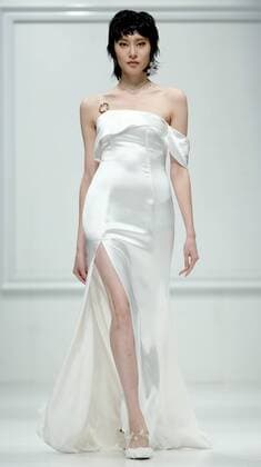 A model presents a creation of the Near White collection during the China Fashion Week in Beijing, capital of China, Oct. 27, 2016. ) (ssx) CHINA-BEIJING-FASHION WEEK(CN) ChenxJianli 