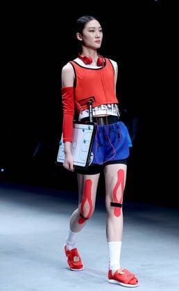 A model presents a creation for the Qiaodan Cup 11th China Sportswear Design Contest Final during the China Fashion Week in Beijing, capital of China, Oct. 27, 2016. ) (wyo) CHINA-BEIJING-FASHION WEEK(CN) ChenxJianli 