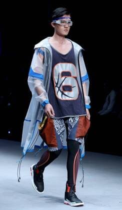 A model presents a creation for the Qiaodan Cup 11th China Sportswear Design Contest Final during the China Fashion Week in Beijing, capital of China, Oct. 27, 2016. ) (wyo) CHINA-BEIJING-FASHION WEEK(CN) ChenxJianli 