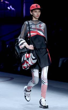 A model presents a creation for the Qiaodan Cup 11th China Sportswear Design Contest Final during the China Fashion Week in Beijing, capital of China, Oct. 27, 2016. ) (wyo) CHINA-BEIJING-FASHION WEEK(CN) ChenxJianli 