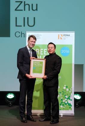 Liu Zhu (R) receives the Green Talents prize in Berlin, Germany, on Oct. 27, 2016. The German Ministry of Education and Research on Thursday awarded 25 international young scientists, two of them from China, Green Talents prizes for their innovative ideas to promote sustainable development. ) (cyc) GERMANY-BERLIN-SCIENCE-AWARDS-GREEN TALENTS ShanxYuqi 