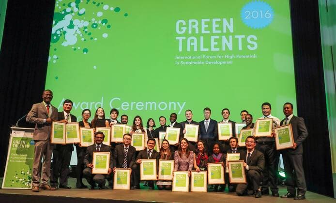 Themen der Woche Bilder des Tages Award winners pose for a photo during the awarding ceremony of Green Talents in Berlin, Germany, Oct. 27, 2016. The German Ministry of Education and Research on Thursday awarded 25 international young scientists, two of them from China, Green Talents prizes for their innovative ideas to promote sustainable development. ) (cyc) GERMANY-BERLIN-SCIENCE-AWARDS-GREEN TALENTS ShanxYuqi 