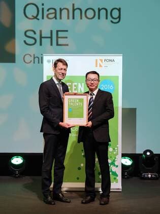 She Qianhong (R) receives the Green Talents prize in Berlin, Germany, on Oct. 27, 2016. The German Ministry of Education and Research on Thursday awarded 25 international young scientists, two of them from China, Green Talents prizes for their innovative ideas to promote sustainable development. ) (cyc) GERMANY-BERLIN-SCIENCE-AWARDS-GREEN TALENTS ShanxYuqi 