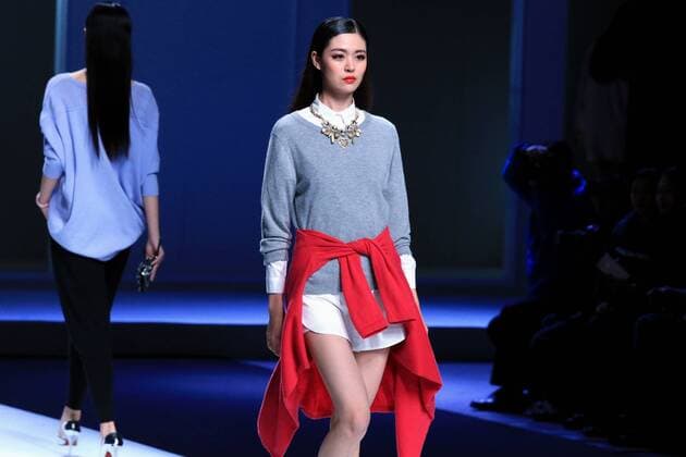 A model presents a creation by designer Zhuang Ganran for the Rabbit-Warm during the China Fashion Week in Beijing, capital of China, Oct. 28, 2016. ) (wyo) CHINA-BEIJING-FASHION WEEK(CN) LixMingfang 