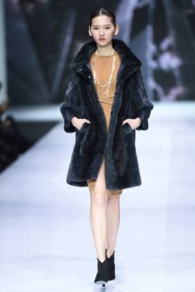 October 28, 2016 - Beijing, Beijing, China - Beijing,CHINA-October 28 2016: (EDITORIAL USE ONLY. CHINA OUT) ..A model presents a creation of the online shopping platform 10fur.com at China Fashion Week (S S 2017) in Beijing, October 28th, 2016. Beijing China  - ZUMAs145 20161028_zaa_s145_055