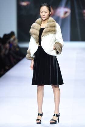October 28, 2016 - Beijing, Beijing, China - Beijing,CHINA-October 28 2016: (EDITORIAL USE ONLY. CHINA OUT) ..A model presents a creation of the online shopping platform 10fur.com at China Fashion Week (S S 2017) in Beijing, October 28th, 2016. Beijing China  - ZUMAs145 20161028_zaa_s145_057
