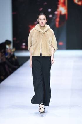 October 28, 2016 - Beijing, Beijing, China - Beijing,CHINA-October 28 2016: (EDITORIAL USE ONLY. CHINA OUT) ..A model presents a creation of the online shopping platform 10fur.com at China Fashion Week (S S 2017) in Beijing, October 28th, 2016. Beijing China  - ZUMAs145 20161028_zaa_s145_058
