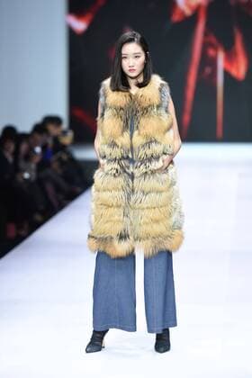October 28, 2016 - Beijing, Beijing, China - Beijing,CHINA-October 28 2016: (EDITORIAL USE ONLY. CHINA OUT) ..A model presents a creation of the online shopping platform 10fur.com at China Fashion Week (S S 2017) in Beijing, October 28th, 2016. Beijing China  - ZUMAs145 20161028_zaa_s145_060