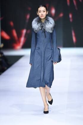 October 28, 2016 - Beijing, Beijing, China - Beijing,CHINA-October 28 2016: (EDITORIAL USE ONLY. CHINA OUT) ..A model presents a creation of the online shopping platform 10fur.com at China Fashion Week (S S 2017) in Beijing, October 28th, 2016. Beijing China  - ZUMAs145 20161028_zaa_s145_062