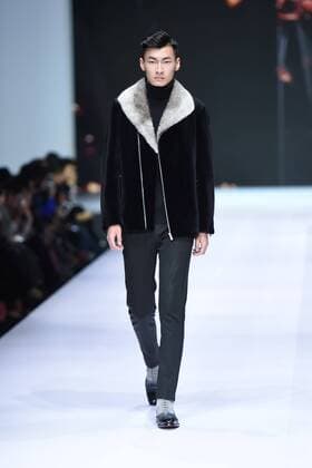 October 28, 2016 - Beijing, Beijing, China - Beijing,CHINA-October 28 2016: (EDITORIAL USE ONLY. CHINA OUT) ..A model presents a creation of the online shopping platform 10fur.com at China Fashion Week (S S 2017) in Beijing, October 28th, 2016. Beijing China  - ZUMAs145 20161028_zaa_s145_063