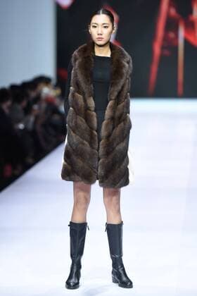 October 28, 2016 - Beijing, Beijing, China - Beijing,CHINA-October 28 2016: (EDITORIAL USE ONLY. CHINA OUT) ..A model presents a creation of the online shopping platform 10fur.com at China Fashion Week (S S 2017) in Beijing, October 28th, 2016. Beijing China  - ZUMAs145 20161028_zaa_s145_064