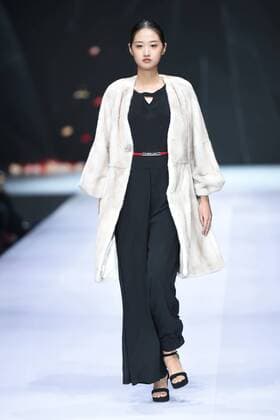 October 28, 2016 - Beijing, Beijing, China - Beijing,CHINA-October 28 2016: (EDITORIAL USE ONLY. CHINA OUT) ..A model presents a creation of the online shopping platform 10fur.com at China Fashion Week (S S 2017) in Beijing, October 28th, 2016. Beijing China  - ZUMAs145 20161028_zaa_s145_065