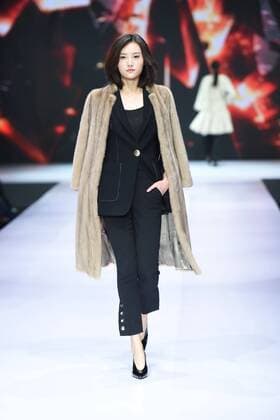 October 28, 2016 - Beijing, Beijing, China - Beijing,CHINA-October 28 2016: (EDITORIAL USE ONLY. CHINA OUT) ..A model presents a creation of the online shopping platform 10fur.com at China Fashion Week (S S 2017) in Beijing, October 28th, 2016. Beijing China  - ZUMAs145 20161028_zaa_s145_066