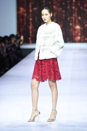 October 28, 2016 - Beijing, Beijing, China - Beijing,CHINA-October 28 2016: (EDITORIAL USE ONLY. CHINA OUT) ..A model presents a creation of the online shopping platform 10fur.com at China Fashion Week (S S 2017) in Beijing, October 28th, 2016. Beijing China  - ZUMAs145 20161028_zaa_s145_068