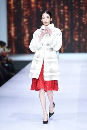 October 28, 2016 - Beijing, Beijing, China - Beijing,CHINA-October 28 2016: (EDITORIAL USE ONLY. CHINA OUT) ..A model presents a creation of the online shopping platform 10fur.com at China Fashion Week (S S 2017) in Beijing, October 28th, 2016. Beijing China  - ZUMAs145 20161028_zaa_s145_069