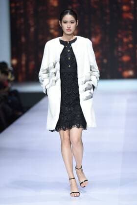 October 28, 2016 - Beijing, Beijing, China - Beijing,CHINA-October 28 2016: (EDITORIAL USE ONLY. CHINA OUT) ..A model presents a creation of the online shopping platform 10fur.com at China Fashion Week (S S 2017) in Beijing, October 28th, 2016. Beijing China  - ZUMAs145 20161028_zaa_s145_070