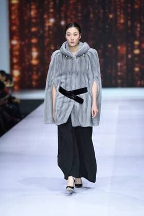 October 28, 2016 - Beijing, Beijing, China - Beijing,CHINA-October 28 2016: (EDITORIAL USE ONLY. CHINA OUT) ..A model presents a creation of the online shopping platform 10fur.com at China Fashion Week (S S 2017) in Beijing, October 28th, 2016. Beijing China  - ZUMAs145 20161028_zaa_s145_071