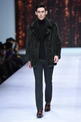 October 28, 2016 - Beijing, Beijing, China - Beijing,CHINA-October 28 2016: (EDITORIAL USE ONLY. CHINA OUT) ..A model presents a creation of the online shopping platform 10fur.com at China Fashion Week (S S 2017) in Beijing, October 28th, 2016. Beijing China  - ZUMAs145 20161028_zaa_s145_072