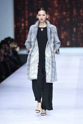 October 28, 2016 - Beijing, Beijing, China - Beijing,CHINA-October 28 2016: (EDITORIAL USE ONLY. CHINA OUT) ..A model presents a creation of the online shopping platform 10fur.com at China Fashion Week (S S 2017) in Beijing, October 28th, 2016. Beijing China  - ZUMAs145 20161028_zaa_s145_073
