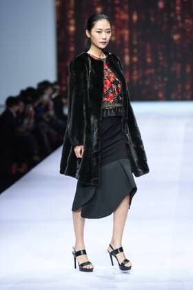 October 28, 2016 - Beijing, Beijing, China - Beijing,CHINA-October 28 2016: (EDITORIAL USE ONLY. CHINA OUT) ..A model presents a creation of the online shopping platform 10fur.com at China Fashion Week (S S 2017) in Beijing, October 28th, 2016. Beijing China  - ZUMAs145 20161028_zaa_s145_075