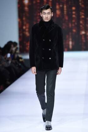 October 28, 2016 - Beijing, Beijing, China - Beijing,CHINA-October 28 2016: (EDITORIAL USE ONLY. CHINA OUT) ..A model presents a creation of the online shopping platform 10fur.com at China Fashion Week (S S 2017) in Beijing, October 28th, 2016. Beijing China  - ZUMAs145 20161028_zaa_s145_078