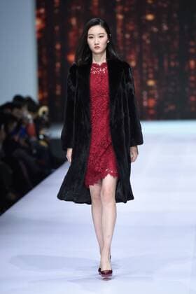 October 28, 2016 - Beijing, Beijing, China - Beijing,CHINA-October 28 2016: (EDITORIAL USE ONLY. CHINA OUT) ..A model presents a creation of the online shopping platform 10fur.com at China Fashion Week (S S 2017) in Beijing, October 28th, 2016. Beijing China  - ZUMAs145 20161028_zaa_s145_079