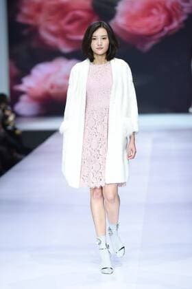 October 28, 2016 - Beijing, Beijing, China - Beijing,CHINA-October 28 2016: (EDITORIAL USE ONLY. CHINA OUT) ..A model presents a creation of the online shopping platform 10fur.com at China Fashion Week (S S 2017) in Beijing, October 28th, 2016. Beijing China  - ZUMAs145 20161028_zaa_s145_084