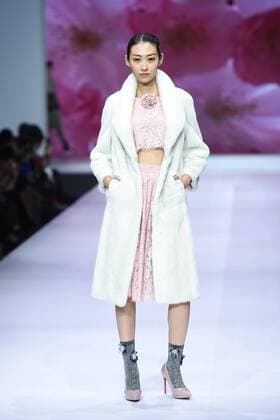 October 28, 2016 - Beijing, Beijing, China - Beijing,CHINA-October 28 2016: (EDITORIAL USE ONLY. CHINA OUT) ..A model presents a creation of the online shopping platform 10fur.com at China Fashion Week (S S 2017) in Beijing, October 28th, 2016. Beijing China  - ZUMAs145 20161028_zaa_s145_086