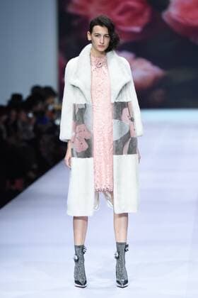 October 28, 2016 - Beijing, Beijing, China - Beijing,CHINA-October 28 2016: (EDITORIAL USE ONLY. CHINA OUT) ..A model presents a creation of the online shopping platform 10fur.com at China Fashion Week (S S 2017) in Beijing, October 28th, 2016. Beijing China  - ZUMAs145 20161028_zaa_s145_087