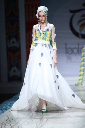 October 27, 2016 - Beijing, Beijing, China - Beijing,CHINA-October 27 2016: (EDITORIAL USE ONLY. CHINA OUT) ..A model presents a creation designed by designer Tao Tao at China Fashion Week in Beijing, October 27th, 2016.The fashion show is themed with Loulan Kingdom, which was an ancient kingdom based around an important oasis city along the Silk Road on the northeastern edge of the Lop Desert in China. Beijing China  - ZUMAs145 20161027_zaa_s145_208