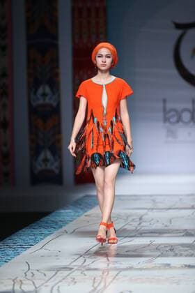 October 27, 2016 - Beijing, Beijing, China - Beijing,CHINA-October 27 2016: (EDITORIAL USE ONLY. CHINA OUT) ..A model presents a creation designed by designer Tao Tao at China Fashion Week in Beijing, October 27th, 2016.The fashion show is themed with Loulan Kingdom, which was an ancient kingdom based around an important oasis city along the Silk Road on the northeastern edge of the Lop Desert in China. Beijing China  - ZUMAs145 20161027_zaa_s145_207