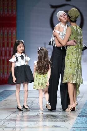 October 27, 2016 - Beijing, Beijing, China - Beijing,CHINA-October 27 2016: (EDITORIAL USE ONLY. CHINA OUT) ..Models present creations designed by designer Tao Tao at China Fashion Week in Beijing, October 27th, 2016.The fashion show is themed with Loulan Kingdom, which was an ancient kingdom based around an important oasis city along the Silk Road on the northeastern edge of the Lop Desert in China. Beijing China  - ZUMAs145 20161027_zaa_s145_219