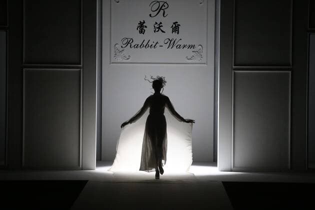 Bilder des Tages October 28, 2016 - Beijing, Beijing, China - A model presents a creation of Rabbit-Warm at China Fashion Week in Beijing on October 28th, 2016. Beijing China  - ZUMAs145 20161028_zaa_s145_095