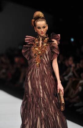 A model presents a creation by Indonesian designer Musa Widyatmodjo on the last day of Jakarta Fashion Week 2017 in Jakarta, Indonesia, Oct. 28, 2016. Jakarta Fashion Week 2017 runs from Oct. 22 to 28. ) (zjy) INDONESIA-JAKARTA-JAKARTA FASHION WEEK 2017 Zulkarnain 