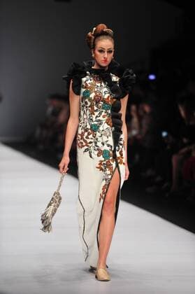 A model presents a creation by Indonesian designer Musa Widyatmodjo on the last day of Jakarta Fashion Week 2017 in Jakarta, Indonesia, Oct. 28, 2016. Jakarta Fashion Week 2017 runs from Oct. 22 to 28. ) (zjy) INDONESIA-JAKARTA-JAKARTA FASHION WEEK 2017 Zulkarnain 
